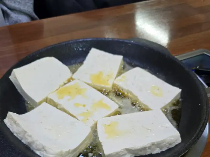 들기름 두부구이 조리 중