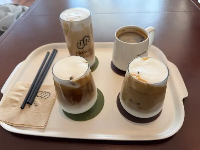 그랑게 카페 음료와 빵