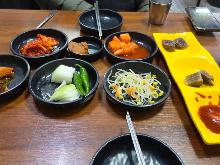 식탁에 차려진 다양한 반찬들