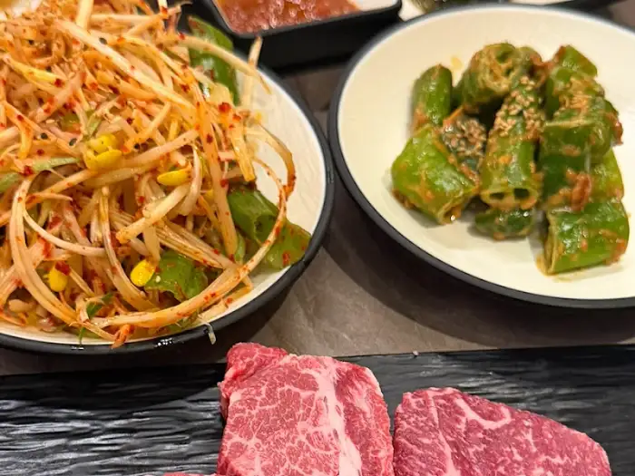 매콤한 콩나물 무침과 피망 요리