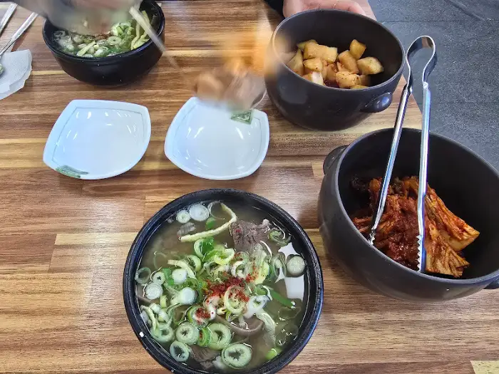식탁 위 곰탕과 반찬