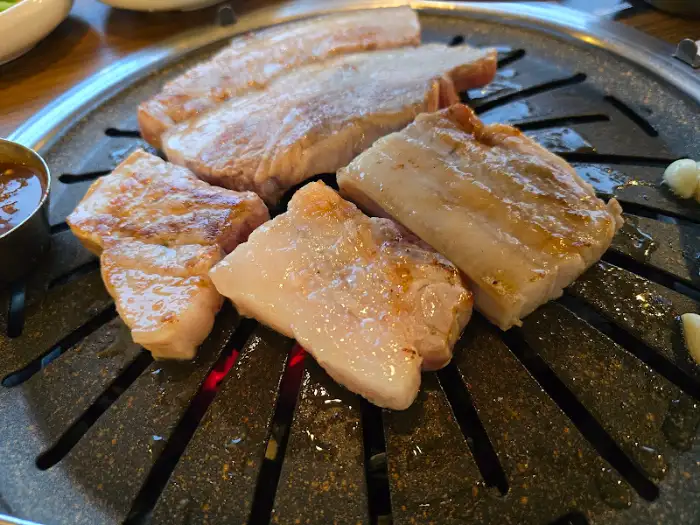 맛있게 구워지고 있는 삼겹살