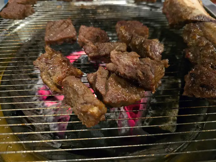 숯불 위에서 구워지는 갈비 조각들