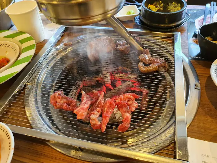 숯불 위에서 익어가는 여러 부위의 고기