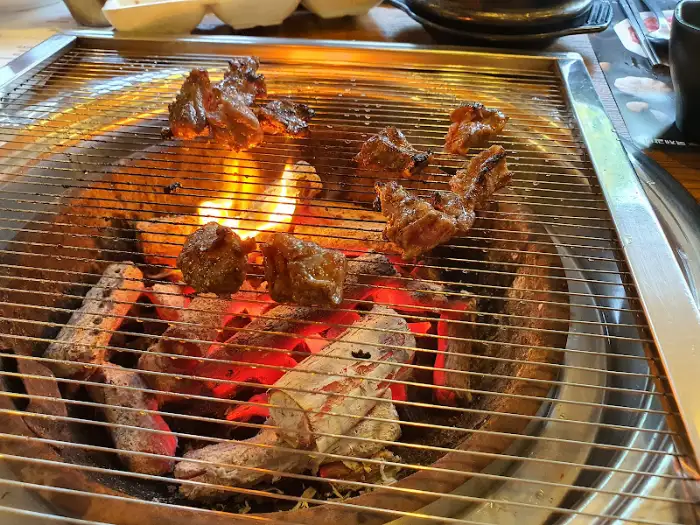 활활 타오르는 숯불 위 고기