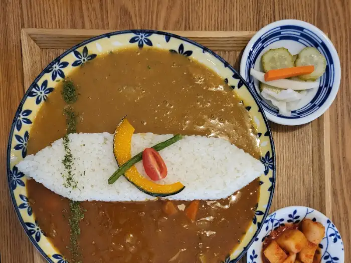 밥 위에 카레 소스가 덮인 음식