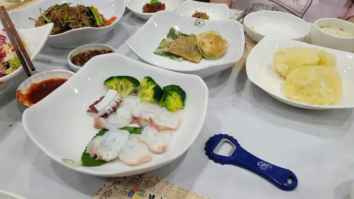 다채로운 나물 무침과 쌈 채소