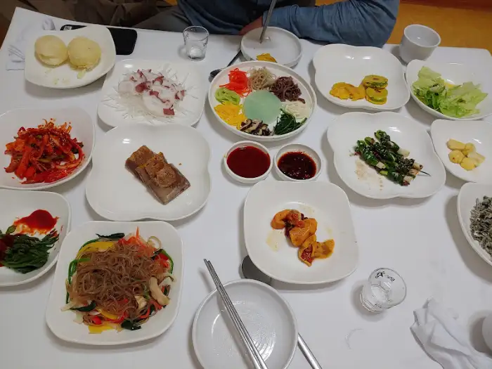푸짐하게 차려진 한정식 한상