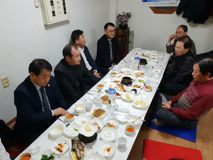 단체석 테이블과 식사를 즐기는 사람들