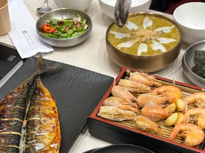 전복죽과 구운 생선, 새우 요리