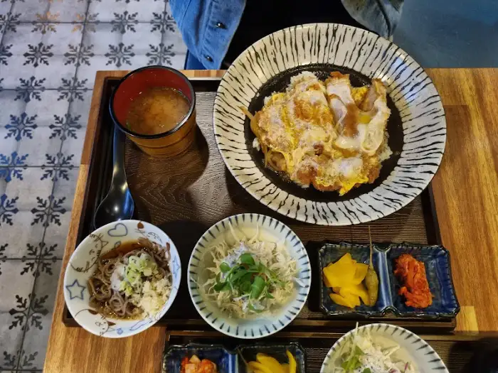 플레이팅 된 생선까스