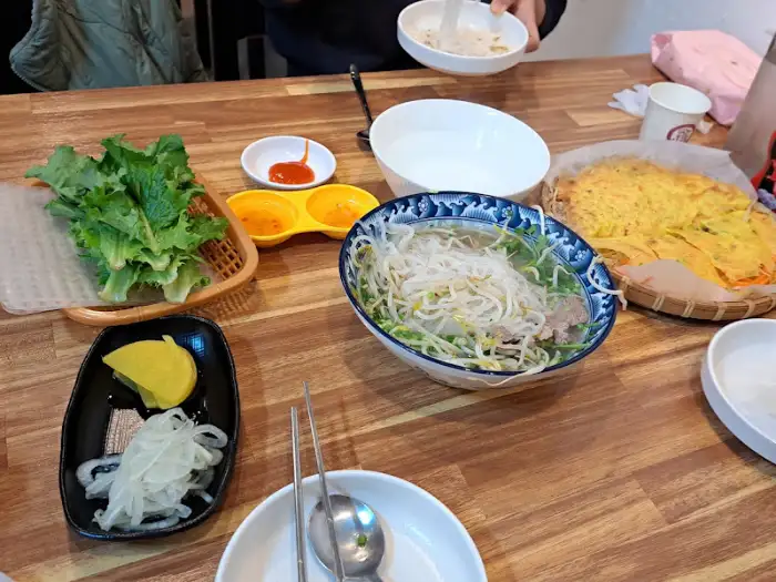 테이블에 차려진 베트남 음식 한상
