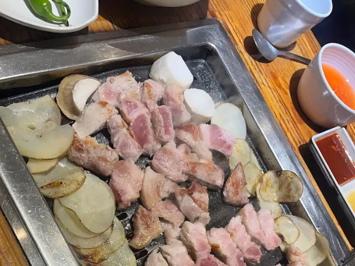 불판 위 삼겹살이 잘 익어가는 모습