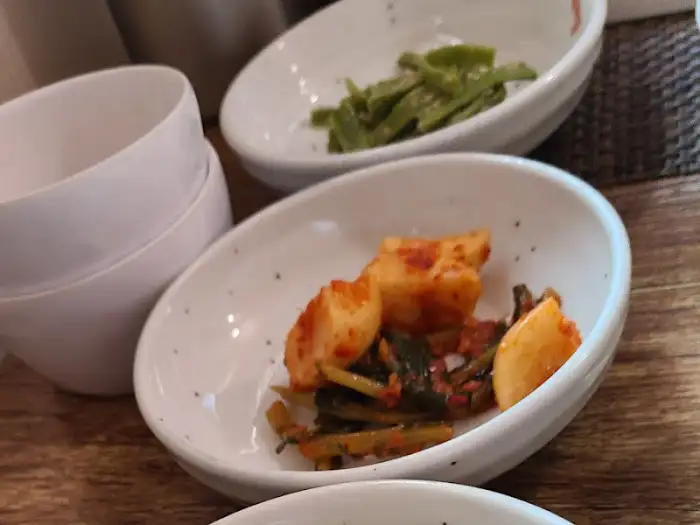 새콤달콤한 김치와 푸릇한 나물 무침