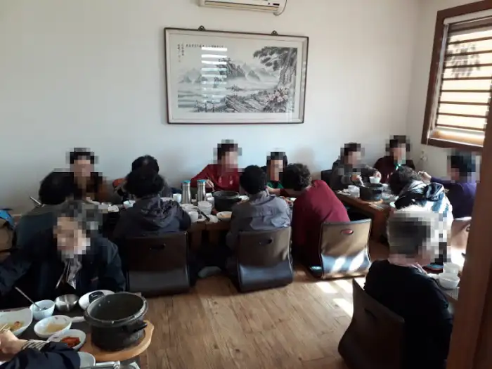 따뜻한 분위기의 식당 내부