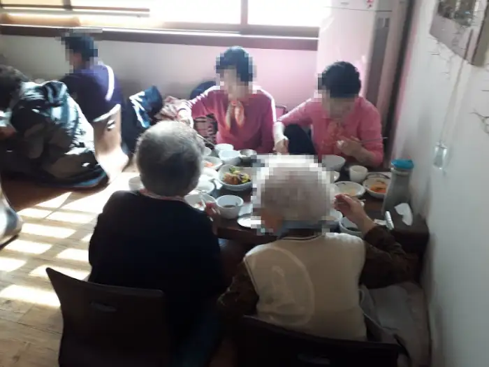 어르신들이 식사하는 모습