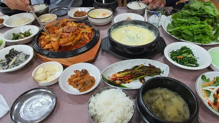 푸짐하게 차려진 밥상