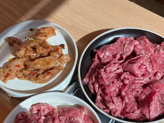 불고기 재료와 조리된 불고기