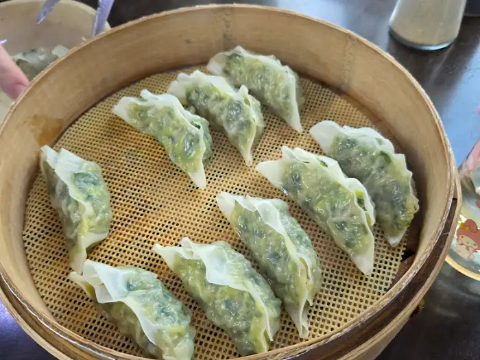 찜기에 담겨 나온 여러 개의 만두