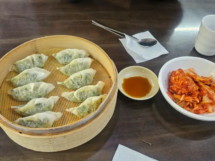찜기에 담긴 만두와 곁들여 나온 김치, 양념장