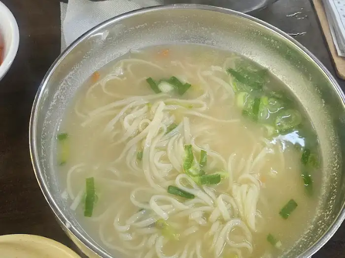 다른 각도에서 본 맑은 국물의 칼국수