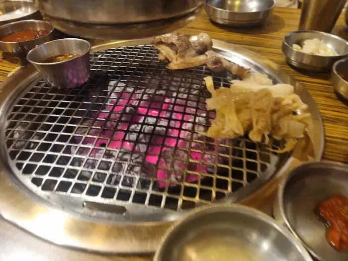 불판 위에서 익어가는 흑돼지 조각들
