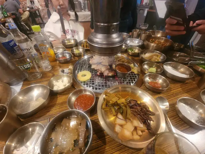 테이블에서 고기를 굽고 있는 모습