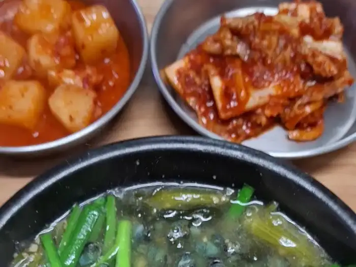 먹음직스러운 깍두기와 김치, 그리고 다슬기 해장국