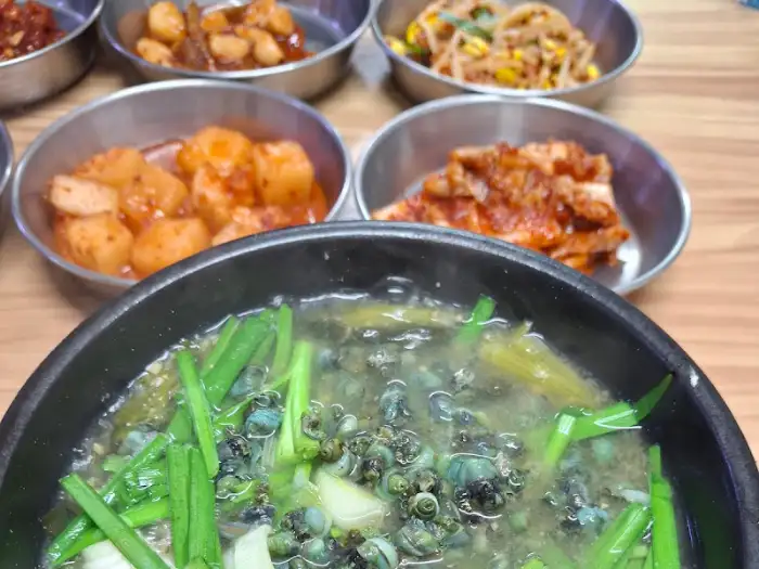 푸짐하게 차려진 동강다슬기의 한 상 차림
