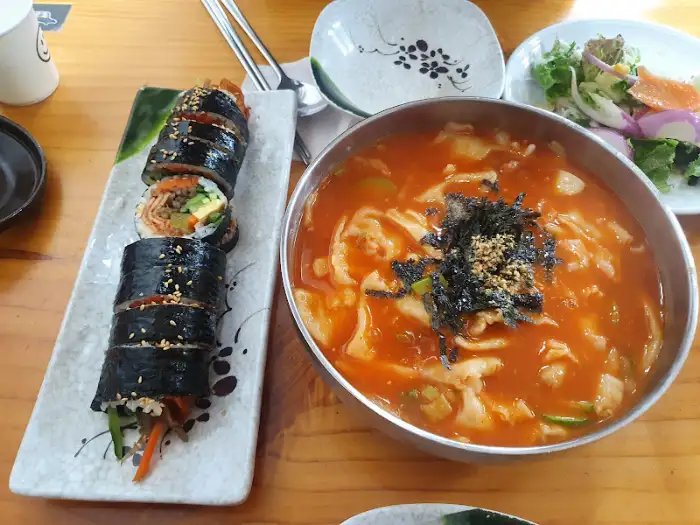 김가루 뿌려진 칼국수
