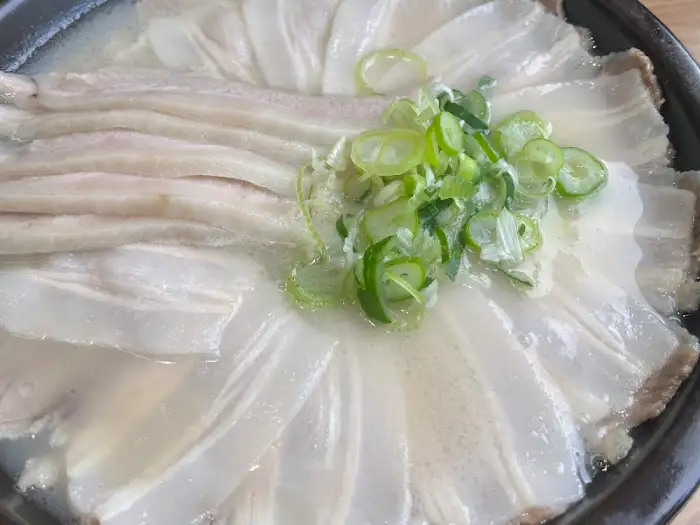 먹기 좋게 얇게 썬 수육 여러 점