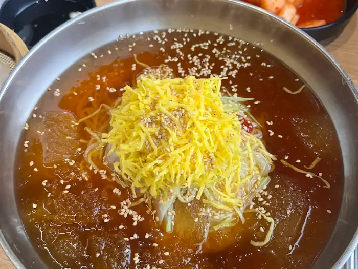 얇게 썬 수육이 겹겹이 쌓인 모습