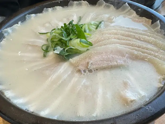 새하얀 수육과 파채의 조화