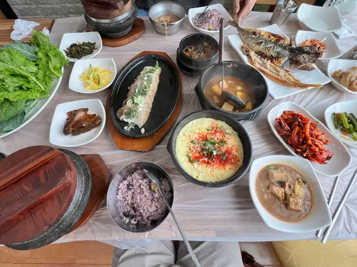 다양한 생선구이와 쌈채소