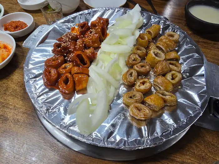소금구이와 양념구이, 그리고 신선한 양파 슬라이스