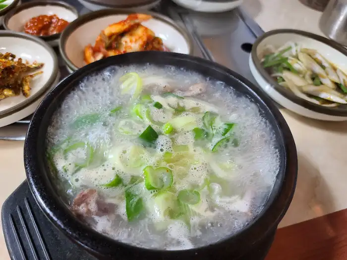 보글보글 끓는 선지해장국