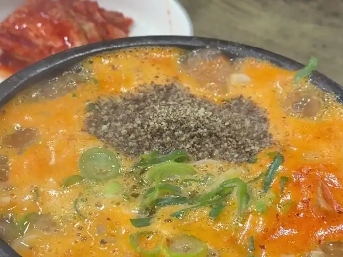 본순대국 국물과 김치