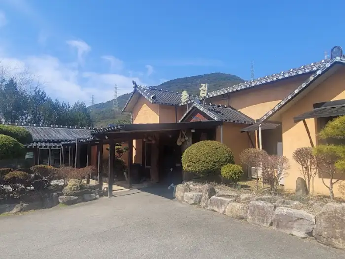산자락 아래의 식당 전경