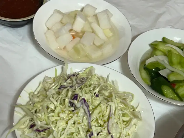 반찬으로 나온 샐러드와 무