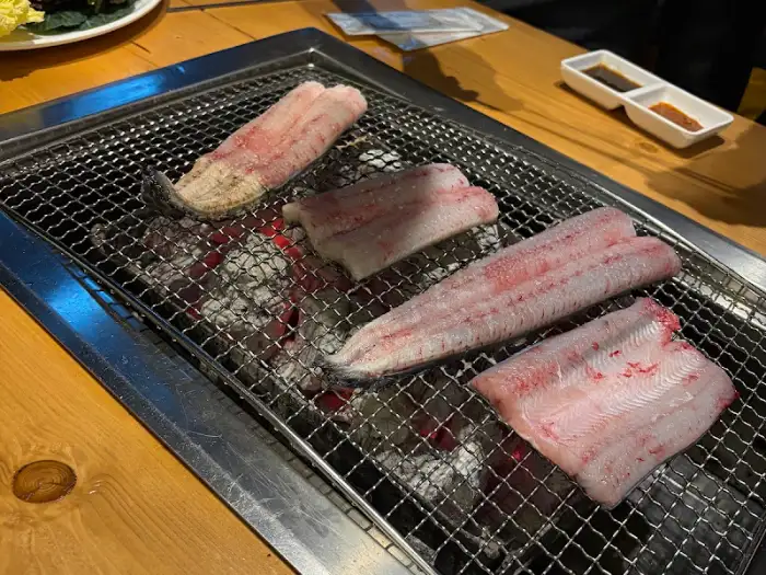 숯불 위 장어구이 (다른 각도)