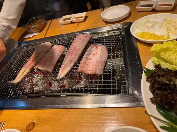 숯불 위 장어구이 (또 다른 각도)