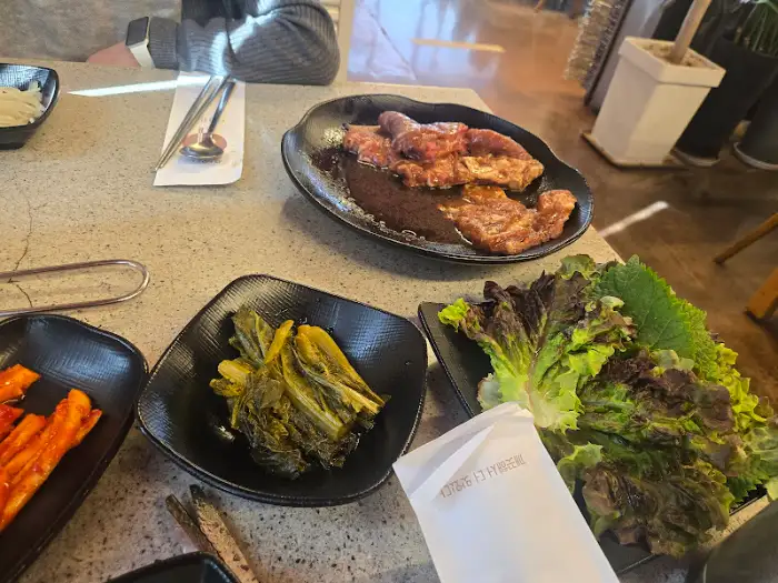 테이블에 차려진 반찬과 쌈 채소