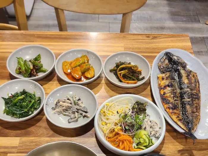 정갈한 반찬과 메인 메뉴