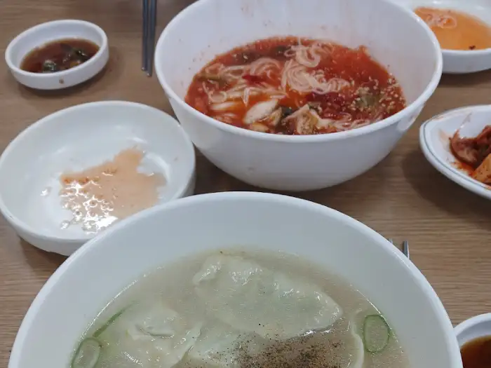 만두와 비빔국수가 함께 나온 상차림