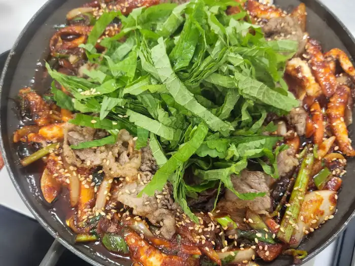 쭈꾸미와 버섯, 채소가 볶아진 요리