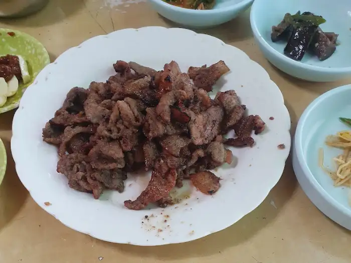 불판 위에서 익어가는 석쇠 불고기