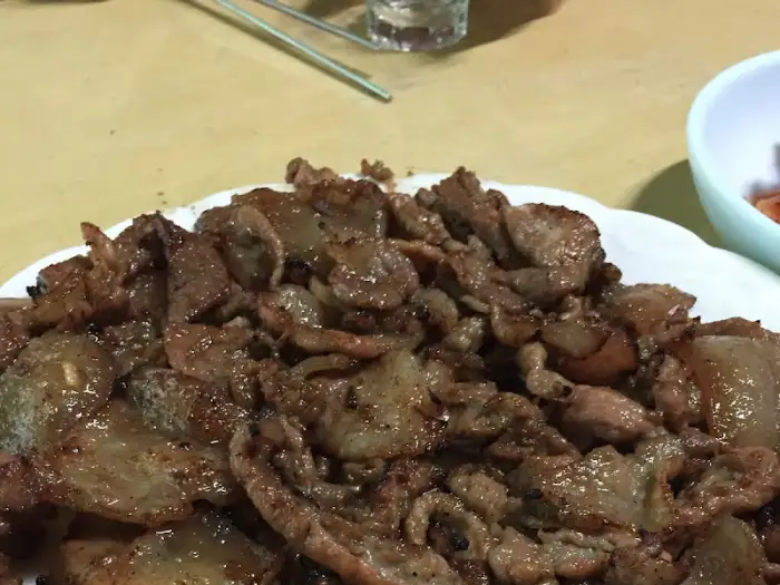 접시에 담긴 석쇠 불고기