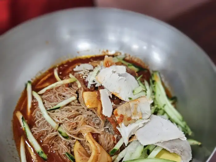 붉은 양념과 함께 버무려진 비빔 밀면의 모습