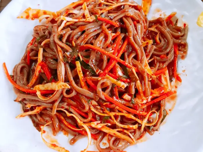 매콤한 도토리 비빔국수