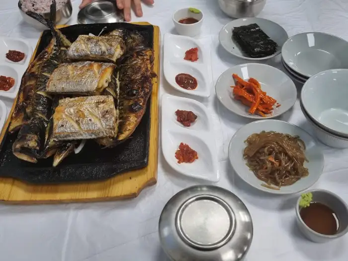 푸짐하게 나온 고등어와 삼치구이 한상